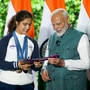 Manu Bhaker: இரண்டு பதக்கங்களை வெல்ல காரணமாக இருந்த துப்பாக்கியை மோடியிடம் காண்பித்த மனு பாக்கர்