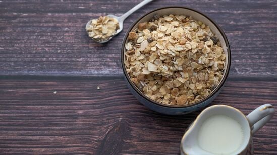 Oats Side Effects : ஓட்ஸ் பெரும்பாலும் ஆரோக்கியமான உணவுகளாக உண்ணப்படுகிறது. குறிப்பாக உடல் எடையை குறைப்பவர்கள் இதை காலை உணவு மற்றும் சிற்றுண்டிக்கு சாப்பிட விரும்புகிறார்கள். ஆனால் ஓட்ஸ் உங்களுக்கு எவ்வாறு தீங்கு விளைவிக்கும் என்பதை அறிந்து கொள்ளுங்கள்.