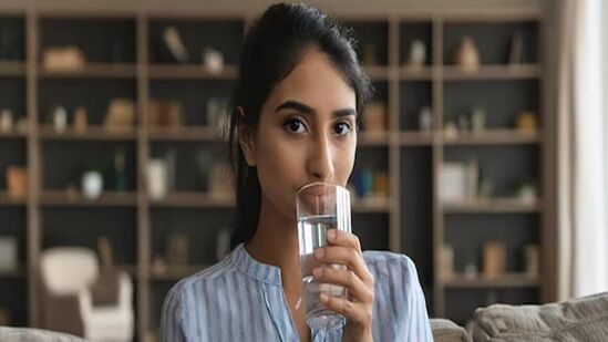 Drinking Water: உடல் எடை குறைப்பு முதல் சரும பாதுகாப்பு வரை..வெறும் வயிற்றில் தண்ணீர் குடிப்பதால் கிடைக்கும் 8 நன்மைகள்! Drinking Water: உடல் எடை குறைப்பு முதல் சரும பாதுகாப்பு வரை..வெறும் வயிற்றில் தண்ணீர் குடிப்பதால் கிடைக்கும் 8 நன்மைகள்!