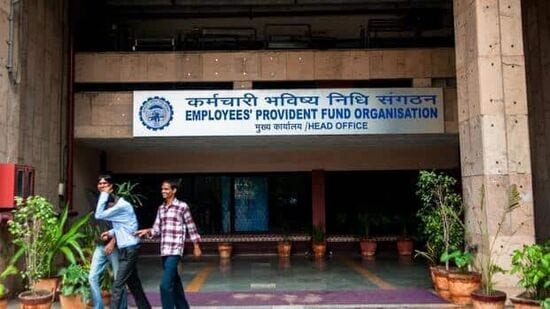 EPFO: ஜூன் 2024க்கான EPFO ​​தரவுகளில், 18-25 வயதுக்குட்பட்ட பணியாளர்கள், குறிப்பிடத்தக்க 59.14 சதவீதமாக உள்ளனர். முறையான துறையில் பணிபுரியும் பெரும்பாலான பணியாளர்கள் இளைஞர்கள் என்பதை இது குறிக்கிறது. அவர்கள் முக்கியமாக முதல் முறையாக வேலைவாய்ப்பைப் பெற்றவர்களைக் கொண்டுள்ளனர்.