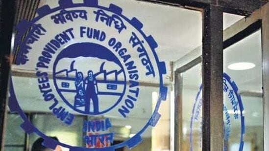 EPFO: பல்வேறு உறுப்பினர்கள் மற்றும் வேலைதரும் நிறுவனங்களின் பரிவர்த்தனைகளுக்கான செயல்முறைகள் மற்றும் திருப்புமுனை நேரங்களை எளிதாக்குவதை நோக்கமாகக் கொண்ட EPFO 2.01 திட்டம் என்று அழைக்கப்படுவதை செயல்படுத்த தொழிலாளர் அமைச்சகம் முயற்சியில் ஈடுபட்டுள்ளது