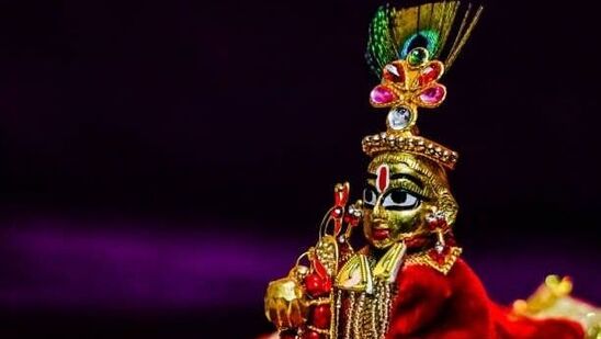 KRISHNA JANMASHTAMI: ஸ்ரீகிருஷ்ண ஜென்மாஷ்டமி தினத்தில் வழிபடுவது எப்படி? எந்த நேரத்தில் வழிபடலாம்? எப்படி வழிபட்டால் கிருஷ்ணரின் அருளைப் பெறலாம் என்பது குறித்துப் பார்ப்போம்.