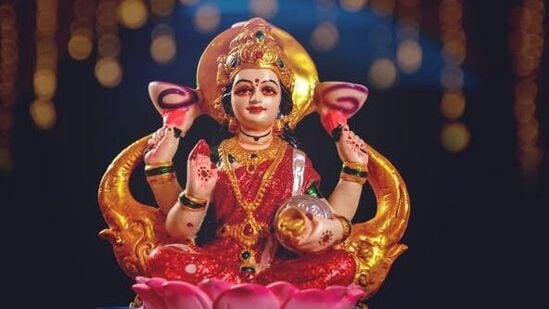 வாஸ்து குறைபாடுகளால் வாழ்க்கையில் பல பிரச்சினைகள் இருப்பதாக கூறப்படுகிறது, அதே நேரத்தில் வாஸ்துவின் சில எளிய தீர்வுகளைச் செய்வதன் மூலம், நீங்கள் வாழ்க்கையில் மகிழ்ச்சியையும் செழிப்பையும் மீண்டும் அழைக்கலாம். நிதி ஸ்திரத்தன்மையைப் பெற எளிதான வாஸ்து பரிகாரங்களைக் பார்க்கலாம்.