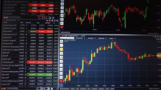 Share Market: ஹிந்துஸ்தான் ஏரோநாட்டிக்ஸ் (எச்ஏஎல்), பாரத் எலக்ட்ரானிக்ஸ் (பிஇஎல்), கொச்சின் ஷிப்யார்ட்ஸ், மசகான் டாக், கார்டன் ரீச் பங்கு விலை கடந்த ஒரு மாதத்தில் 24% வரை சரிந்துள்ளது. நிஃப்டி டிஃபென்ஸ் நிறுவனமும் ஜூலை மாத உச்சத்தில் இருந்து 17% க்கும் அதிகமாக சரிசெய்துள்ளது.