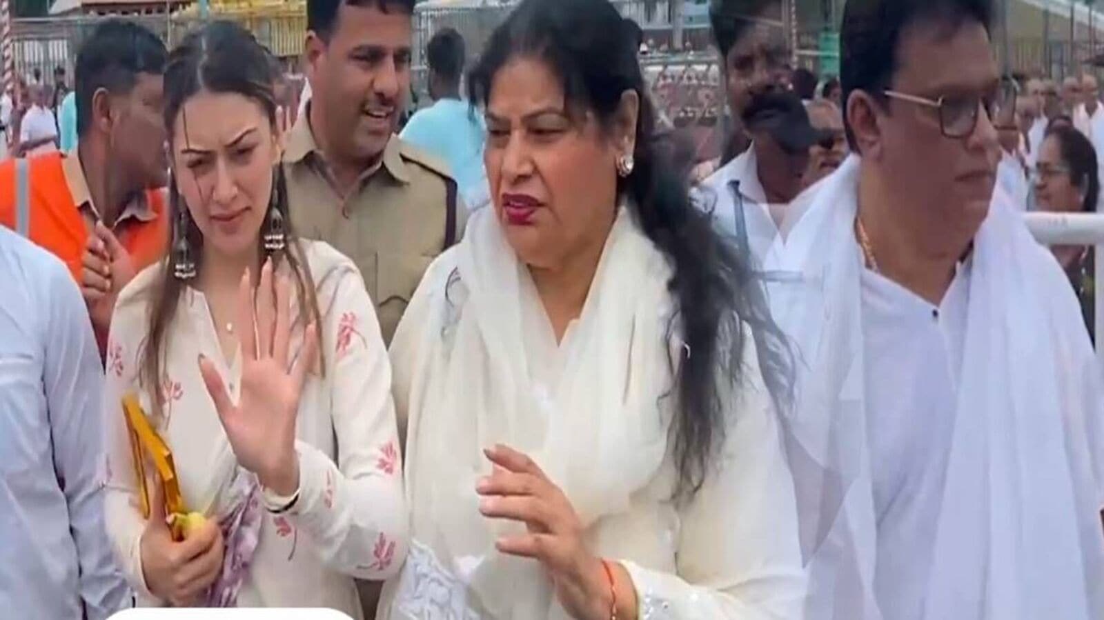 Actress Hansika: திருப்பதியில் சிரித்த முகத்துடன் சாமி தரிசனம் செய்த நடிகை ஹன்சிகா!