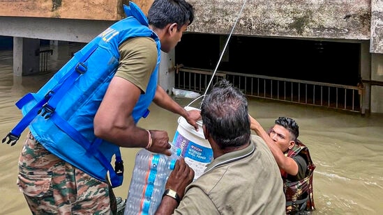 குஜராத்தில் வெள்ளம் சூழ்ந்த பகுதியில் வசிப்பவர்களுக்கு இந்திய ராணுவ வீரர்கள் நிவாரணப் பொருட்களை வழங்குகிறார்கள். மாநிலத்தில் நிவாரண நடவடிக்கைகளுக்கு உதவ இந்திய இராணுவத்தின் ஆறு நெடுவரிசைகள் நிறுத்தப்பட்டுள்ளன.