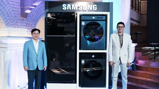 Samsung Bespoke AI Double Door Refrigerator: சாம்சங் நிறுவனம் இந்தியாவில் புதிய Bespoke ஏஐ டபுள் டோர் ரெஃப்ரிஜிரேட்டர் சீரிஸ் மாடலை அறிமுகம் செய்துள்ளது.