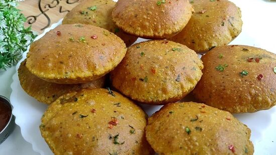 Moong Dal Masala Poori : இது புது வகை பூரி! பாசிப்பருப்பு மற்றும் மசாலாக்கள் சேர்த்து செய்வது! எனர்ஜி நிறைந்த காலை உணவு!