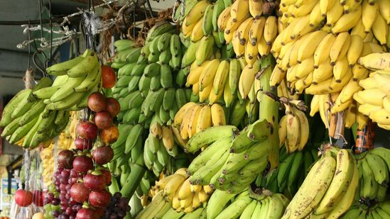 Banana Peel Benefits : வாழைப்பழத்தை சாப்பிட்ட பிறகு அதன் தோலை தூக்கி எறிந்தால், அடுத்த முறை செய்யும் முன் ஒரு முறை யோசிக்கவும். ஆம், வாழைப்பழம் மட்டுமல்ல, வாழைப்பழத் தோலும் உங்கள் பல பிரச்சனைகளை சமாளிக்க உதவும்.