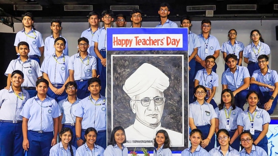 Teachers Day 2024: இந்திய கலாச்சாரம் குருக்கள் மற்றும் சிஷ்யர்கள் (ஆசிரியர்கள் மற்றும் மாணவர்கள்) இடையேயான உறவுக்கு அதிக முக்கியத்துவம் அளிக்கிறது. செப்டம்பர் 5 ஆம் தேதி ஆசிரியர் தினம் டாக்டர் சர்வபள்ளி ராதாகிருஷ்ணனின் பிறந்த நாள்.