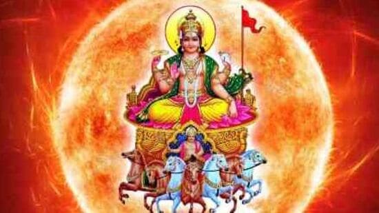 நவகிரகங்களின் தலைவனாக சூரிய பகவான் விளங்கி வருகின்றார். இவர் எப்போதும் உச்ச அதிகாரம் கொண்ட கிரகமாக விளங்கி வருகிறார். மாதத்திற்கு ஒருமுறை தனது இடத்தை மாற்றக்கூடியவர். சூரிய பகவான் இவர் ஒரு ராசியில் இருந்து மற்றொரு ராசிக்கு செல்லும் பொழுது தமிழ் மாதம் பிறக்கின்றது. சிம்ம ராசியின் அதிபதியாக சூரிய பகவான் விளங்கி வருகின்றார்.&nbsp;