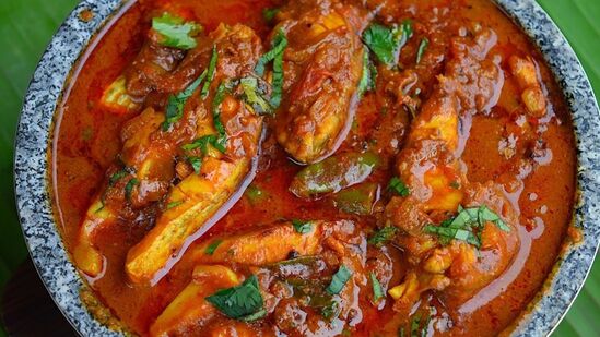 Nanjil Fish Gravy: தேங்காய் எண்ணெய், தேங்காய் மசாலா அரைத்து செய்யும் நாஞ்சில் நாட்டு மீன் குழம்பு! நாவில் எச்சில் ஊறும்! Nanjil Fish Gravy: தேங்காய் எண்ணெய், தேங்காய் மசாலா அரைத்து செய்யும் நாஞ்சில் நாட்டு மீன் குழம்பு! நாவில் எச்சில் ஊறும்!