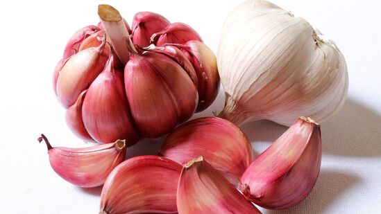 Garlic Benefits : உணவில் தினமும் 4 முதல் 6 பற்கள் பூண்டு சேர்க்கவேண்டும்! அதற்கு உதவும் எளிய வழியைப் பாருங்கள்!