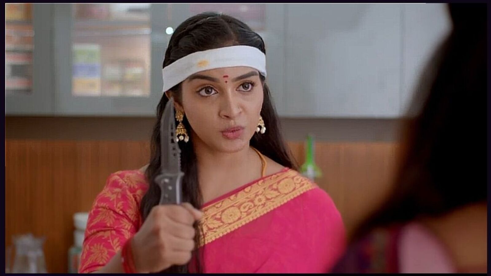 Karthigai deepam: உன் உயிர் வேணுமுடி ஐஸூ.. கத்தி எடுத்து நின்ற கீதா.. அதிர்ச்சியில் அபிராமி - கார்த்திகை தீபம் அப்டேட்!