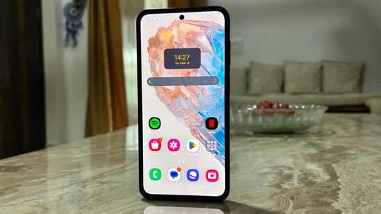 Know the different between Samsung Galaxy M35 5G and OnePlus Nord CE 4 Lite 5G. Know the different between Samsung Galaxy M35 5G and OnePlus Nord CE 4 Lite 5G.