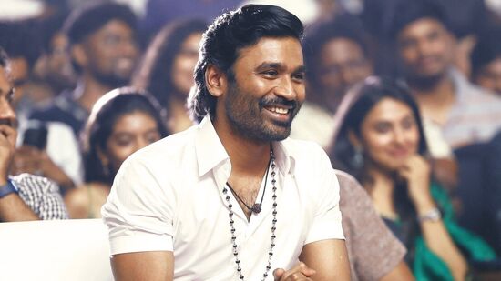 Dhanush: இரண்டு நிபந்தனைகளுக்கு ஒப்புக்கொண்ட நிலையில் தமிழ்த் திரைப்பட தயாரிப்பாளர் சங்கத்தினர் தனுஷுக்கு விதிக்கப்பட்டிருந்த ரெட் கார்டு தடையை நீக்கியிருப்பதாக தகவல் வெளியாகியுள்ளது. தயாரிப்பாளர் சங்கத்தினர் வைத்த நிபந்தனைக்கு தனுஷும் ஒப்புக்கொண்டுள்ளாராம்.