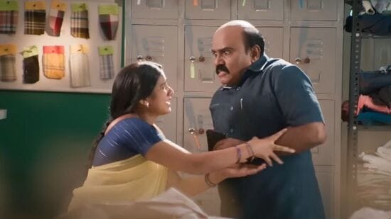 Singapenne Serial: ‘காய்ச்சி எடுக்கும் கருணா; அடித்து அழும் அம்மா;குடோனுக்குள் குசுகுசு; சிங்கப்பெண்ணே சீரியலில் இன்று!