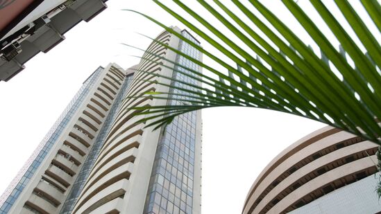 Five Stocks To Buy: நிஃப்டி 50 க்கான வர்த்தக அமைப்பு, வியாழக்கிழமை வாங்க அல்லது விற்க ஐந்து பங்குகள் Five Stocks To Buy: நிஃப்டி 50 க்கான வர்த்தக அமைப்பு, வியாழக்கிழமை வாங்க அல்லது விற்க ஐந்து பங்குகள்