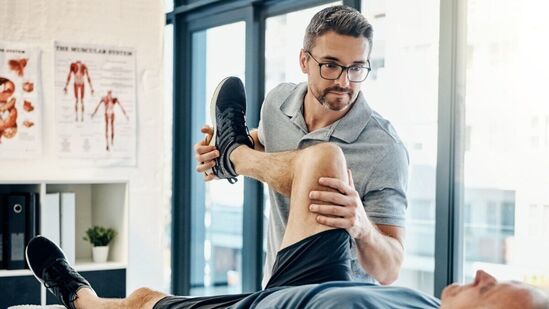 Physiotherapy : நாள்பட்ட தலைவலி, ஒற்றைத் தலைவலி பிரச்சனையா? சுவாசிப்பதில் சிரமமா? பிசியோதெரபி மூலம் சரிசெய்யலாம்!