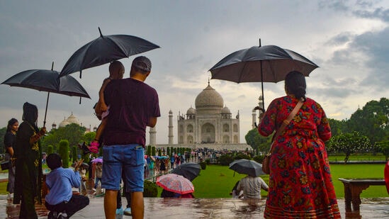 Taj Mahal : உலக அதிசயங்களில் ஒன்றான தாஜ் மஹாலின் பிரதான குவிமாடத்தில் தண்ணீர் கசிவு .. வீடியோ வைரல்!