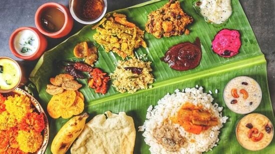 Onam Sadhya Recipes : ஓண சத்ய விருந்தில் இடம்பெறும் சிறப்பு உணவுகள் என்னவென்று பாருங்கள். இந்த ஓணம் கொண்டாட்டத்தில் கலந்துகொண்டு அவற்றை உண்டு மகிழுங்கள்.