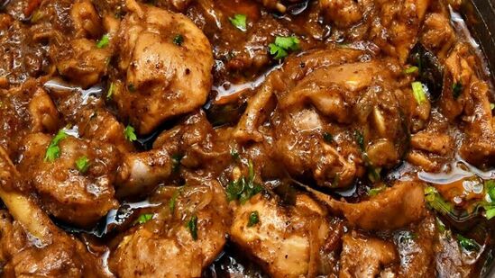 Chicken : மசாலா சேர்த்து ஊற வைத்த சிக்கனை சேர்த்து கலந்து விட வேண்டும். அதில் கொஞ்சமாக தண்ணீர் சேர்த்து சிக்கன் வேகும் வரை மூடி வைத்து வேக விட வேண்டும். சிக்கன் வெந்த பிறகு அதில் பச்சை கொத்தமல்லி இலை மற்றும் கறிவேப்பிலையையும் சேர்த்து மூடி வைக்க வேண்டும். அவ்வளவுதான் ருசியான சிக்கன் குழம்பு ரெடி