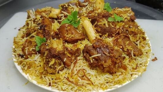 Andhra Mutton Biriyani : ஆந்திரா மட்டன் பிரியாணி; அள்ளி அள்ளி சாப்பிடத்தூண்டும் சுவையில் செய்வது எப்படி? இதோ ரெசிபி!