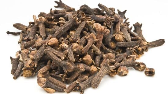 Benefits of Clove : இயற்கை வலி நிவாரணி; செரிமானத்துக்கு உதவும், நோய் எதிர்ப்பு மண்டலம் வலுப்பெற உதவும் என கிராம்பில் எத்தனை நன்மைகள் உள்ளது பாருங்கள்.