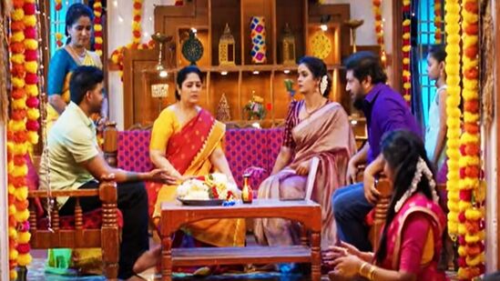 Kayal Serial: கயலின் தாய், “ உன் கழுத்தில் தாலி கயிறு ஏறும் வரை எனக்கு பதட்டமாக தான் இருக்கும் “ என்றார். அதற்கு வழக்கம் போல் கயல், “ என் திருமணம் எந்த பிரச்னையும் இல்லாமல் நல்ல படியாக நடக்கும். கவலை வேண்டாம் “ என்றார்.