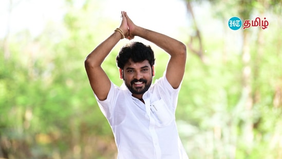 Vemal: வெற்றிமாறன், விஜய்சேதுபதி மாதிரி தானும் சிலருக்கு கைக்கொடுத்து தூக்கிவிட்டேன் எனவும், அவர்கள் தன் காலைப் பிடிச்சு வாரிவிட்டாய்ங்க எனவும் ‘சார்’ படத்தின் இசை வெளியீட்டு விழாவில் நடிகர் விமல் பேசியுள்ளது வைரல் ஆகியுள்ளது.சார் படத்தின் இசை வெளியீட்டு விழாவில் நடிகர் விமல் பேசியதாவது, ‘’வெற்றிமாறன் சார். அவர் தான் ‘சார்’ படத்துக்கு சார். வெற்றிமாறன்னு போட்டதால் தான் அது சார்ன்னே வெளியில் தெரியுது. இல்லைன்னா சார் என்ன சார், (மெதுவான குரலில் மிமிக் செய்கிறார்), சார் அப்படிங்கிற உரத்த குரல் நம்ம அண்ணே வெற்றிமாறன் மூலமாகத்தான் வந்திருக்கு. அதனால், அவருக்கு ஒரு நன்றியை சொல்லிக்கிறேன்.அதேமாதிரி இப்படி வந்து உரக்கப்பேசுடா. உற்சாகமாகப் பேசுடா அப்படி தூண்டிவிட்டுட்டு இருக்கிற நண்பர் விஜய்சேதுபதி அவர்கள். கூத்துப்பட்டறையில் இருக்கும்போது என் நாடகத்தை இப்படியே உட்கார்ந்துட்டு பார்ப்பார். டேய் மினி சூப்பரா பண்ணுனடா, நல்லாப் பண்ணியிருக்கடா என்று அன்னைக்கு உற்சாகப்படுத்தினார். இன்னவரைக்கும் உற்சாகப்படுத்திட்டு இருக்கார்.