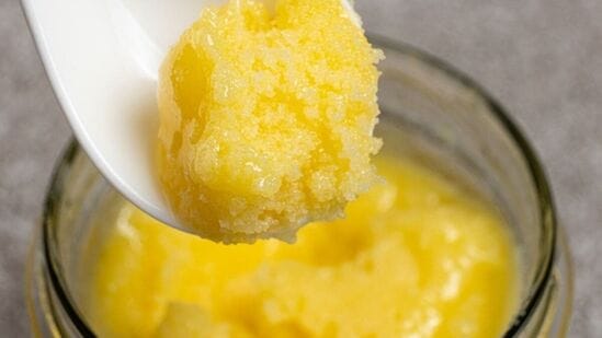 Ghee Health Benefits : நெய்யில் உள்ள ஆக்ஸிஜனேற்ற பண்புகள் கட்டற்ற தீவிர சேதம் மற்றும் ஆக்ஸிஜனேற்ற அழுத்தத்திலிருந்து பாதுகாக்கின்றன. நெய்யை தவறாமல் உட்கொள்வது ஆரோக்கியத்தைத் தருகிறது என்பதையும், நாள் முழுவதும் எவ்வளவு நெய்யை உட்கொள்ள வேண்டும் என்பதையும் அறிந்து கொள்வோம்.