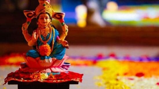வீட்டிற்குள் பணப்புழக்கம் வர, லட்சுமி தேவி, குபேரன் மற்றும் விநாயகர் சிலைகளை வீட்டில் வைக்க வேண்டும். இவர்களை தொடர்ந்து வழிபட்டு வந்தால் பணப்பிரச்சனை வராது.&nbsp;