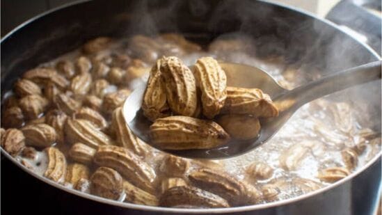 Benefits Of Boiled Peanuts: வேக வைத்த வேர்க்கடலை சாப்பிடுவதால் கிடைக்கும் பலன்கள்.. எடை இழப்பு முதல் நீரிழிவு தீர்வு வரை