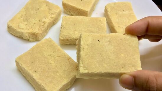 Rava Burfi Recipe:குழந்தைகள் பெரும்பாலும் ஸ்நாக்ஸ்சாப்பிடவே விரும்புவார்கள். அதிலும் இனிப்பு அதிகம்உள்ள உணவு பொருட்கள் என்றால் அதிகமாக சாப்பிடுவர். வீட்டிலயே அவர்கள் விரும்பும் ஸ்நாக்ஸ்களை செய்துதந்தால் சுத்தமனதாக இருக்கும்.