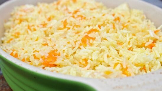 Carrot Dal Rice: பள்ளி செல்லும் குழந்தைகளுக்கு எந்த விதமான சாப்பாடு செஞ்சு கொடுத்தாலும் சரியா சாப்பிடுவதில்லை. அவர்களுக்கு சத்து நிறைந்த காய்கறிகள் சேர்த்து ருசியான சாப்பாட்டையும் செய்து கொடுக்க வேண்டும்.