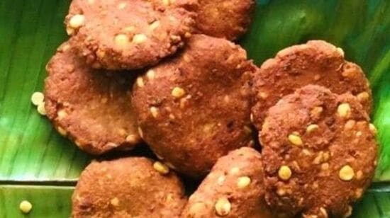 Millet Vadai: மருத்துவர்கள் பரிந்துரைக்கும் அனைத்து விதமான உணவுகளிலும் தானியங்கள் முக்கிய பங்கு வகிக்கின்றன. இவை உடலுக்கு தேவாயான அனைத்து விதமான ஊட்டச்சத்துக்களையும் வழங்குகின்றன. 