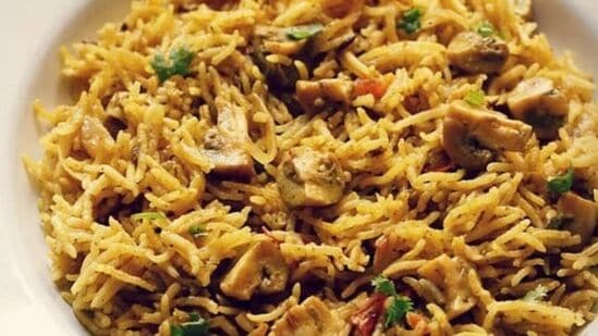 Mushroom Biriyani : தேங்காய் சேர்த்து வித்யாசமான ருசியில் மஸ்ரூம் பிரியாணி! ஈசியா செய்ய இதோ ரெசிபி!