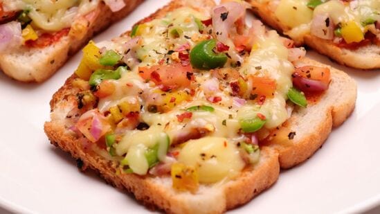 Bread Pizza: ஹோட்டல்களில் அனைவராலும் விரும்பி சாப்பிடும் ஒரு உணவு தான் பீட்ஸா, இந்த உணவு மீதான ஒரு வகையான ஈர்ப்பு காரணமாக பல நகரங்களில் இது பிரதான உணவாக இருந்த வருகிறது. 