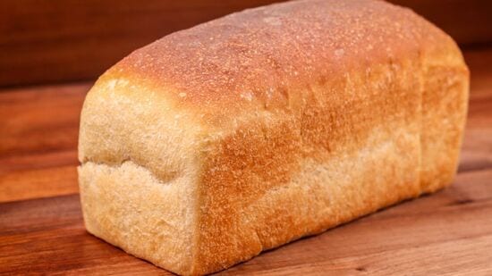 Homemade Bread:வீட்டில் பிரட் வைத்து பல விதமான உணவுகளை நாமே செய்யலாம். ஆனால் இந்த பிரட்டை வெளி கடைகளில் வாங்கும் போது அதில் அதிகப்படியான ஈஸ்ட், வேறு விதமான கெமிக்கல் கலவைகள் சேர்ப்பதற்கு வாய்ப்ப உள்ளது.