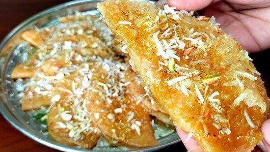 Sweet Poori Recipe: ஸ்வீட் பூரி குழந்தைகளுக்கு விருப்பமான உணவுகளில் ஒன்றாகும். இந்த இனிப்பு பூரி செய்வது மிகவும் சுலபமான ஒரு செயல்முறையாகும். வீட்டில் உள்ள சமையல் பொருட்களை வைத்துக் 20 நிமிடங்களில் இந்த இனிப்பு பூரியை செய்து முடிக்கலாம்.