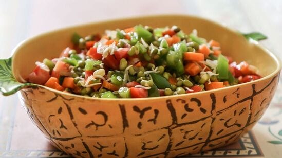 Sprouts Salad: பச்சை காய்கறிகளை சாலட் செய்து சாப்பிடும் போது அதன் சத்துக்கள் நமது உடலுக்கு நேரடியாக கிடைக்கின்றன. இது போலவே பயறு வகைகளை முளைகட்டிய நிலையில் சாப்பிடும் போது மிகுந்த ஊட்டச்சத்துகளை தருகிறது.