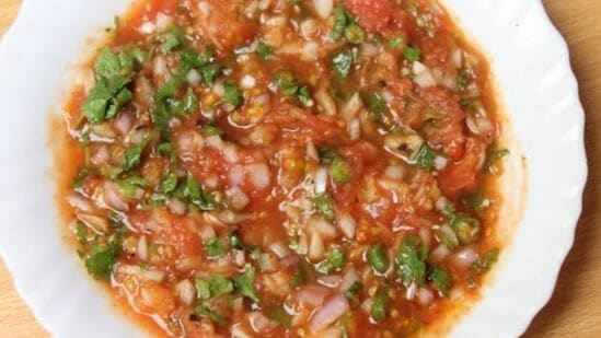 Viral Tomato Chutney : வைரல் தக்காளி சட்னி; சூடான ரொட்டியுடன் சேர்த்து சாப்பிட சுவை அள்ளும்! செய்வதும் எளிது!