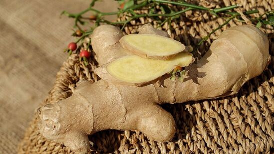 Ginger for Anti-aging: ஒவ்வொரு நாளும் உடலில் புதுவிதமான தொல்லைகள் வந்துக் கொண்டிருக்கின்றன. இதனை சரி செய்யவும் பல வித முறைகள் உள்ளன. பலருக்கு பெரும்பான்மையான பிரச்சனையாக இருப்பது தலையில் வரும் நரை முடி மற்றும் முகத்தில் தோன்றும் சுருக்கங்கள் ஆகும்.