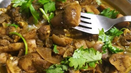 Mushroom Green Masala: அசைவ உணவுகள் சாப்பிடாதவர்கள், அசைவ உணவுகள் சாப்பிட முடியாத சமயங்களில் அதற்கு மாற்றாக காளான் உணவுகள் உள்ளன.