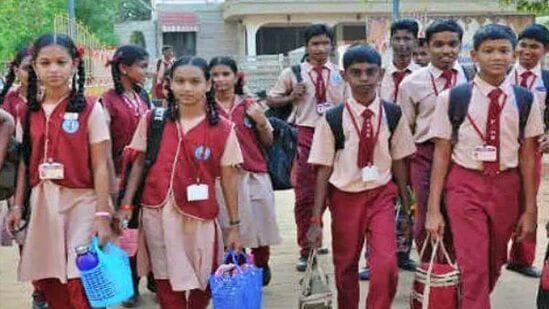 Schools Reopen : பலதரப்பிலும் காலாண்டு விடுமுறையை நீட்டிக்க கோரிக்கை எழுந்தது. இதைத்தொடர்ந்து வரும் 6ஆம் தேதி வரை விடுமுறை விடப்படுவதாக பள்ளிக்கல்வித் துறை அறிவித்துள்ளதாக தகவல்கள் வெளியாகி உள்ளது. அதன்படி, வரும் அக்டோபர் 7 திங்கள் அன்று பள்ளிகள் திறக்கப்படுகின்றன.