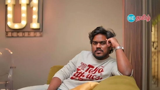 Yuvan: தமிழ் சினிமாவில் 25ஆண்டுகளுக்கும் மேலாக தனது இசையால் உலகம் முழுவதும் கோடிக்கணக்கான மக்களின் மனதில் இருப்பவர், யுவன் சங்கர் ராஜா. லிட்டில் மேஸ்ட்ரோ, யங் மேஸ்ட்ரோ, பிஜிஎம் கிங் எனப் பல பெயரால் ரசிகர்களை இவரை செல்லமாக அழைக்கிறார்கள்.1996இல் தமிழில் வெளியான அரவிந்தன் படத்தில் தொடங்கி தற்போது வரை 170க்கும் மேற்பட்ட படங்களில் இவரது இசைப்பயணம் தொடர்ந்து கொண்டிருக்கிறது. தமிழ் தவிர தெலுங்கு, கன்னடா, இந்தி மொழிகளில் இசையமைத்துள்ள இவர் பாடல்கள் பெரும்பாலானவை 2கே ஆரம்பகட்டத்தில் இளைஞர்களின் மனதை ரீங்காரமாய் ஒலித்த பாடல்களாக அமைந்தன.