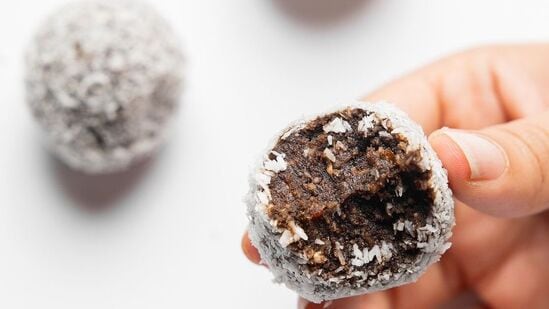 No oven? No problem! Try this easy recipe of No-Bake Chocolate Coconut Date Balls 