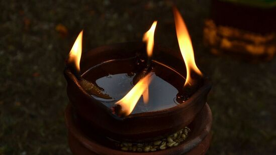 Today Pooja Time : உணவு, தண்ணீர் என எதையும் உட்கொள்ளாமல் நவகிரக சன்னதிக்குச் சென்று மஞ்சள் நிறப் பூக்களை நைவேத்தியமாக படைக்க வேண்டும். குருபகவானுக்கு மஞ்சள், சந்தனம் கொண்டு அபிஷேகம் செய்தால் கூடுதல் சிறப்பாகும். இந்த நாளில் பூஜைக்கு உரிய நல்ல நேரம் , எமகண்டம் குறித்த தகவல்களை இங்கு பார்க்கலாம்.