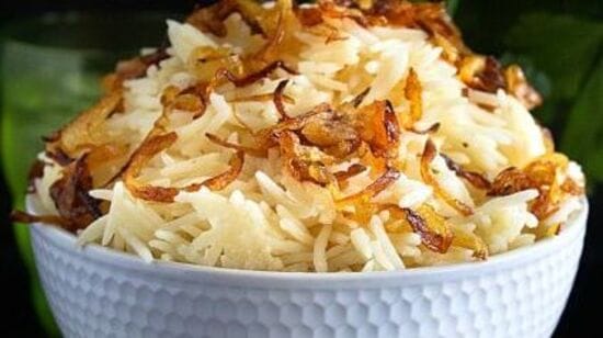 Onion Rice: பள்ளிக்கு செல்லும் குழந்தைகள் முதல் வேலைக்கு செல்லும் பெரியவர்கள் வரை அனைவருக்கும் பிடித்த மாதிரியான மதிய உணவு செய்து தருவது என்பது கடினமான காரியம் தான்.