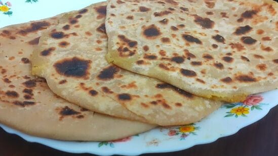 Radish Paratha: முள்ளங்கி போன்ற காய்கறிகளில் ஒருவித சுவையற்ற தன்மை இருக்கும். வீடுகளில் முள்ளங்கி சாம்பார் வைக்கும் போது கூட அதன் சுவையை சிலர் விரும்புவதில்லை.